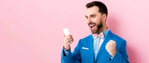 Panoramic Shot Excited Bearded Businessman Holding Smartphone Pink — 스톡 사진