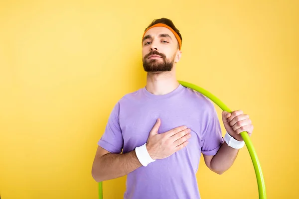 Orgulhoso Desportista Barbudo Segurando Hula Aro Isolado Amarelo — Fotografia de Stock