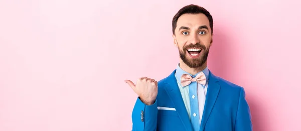 Plano Panorámico Hombre Negocios Feliz Señalando Con Dedo Rosa — Foto de Stock