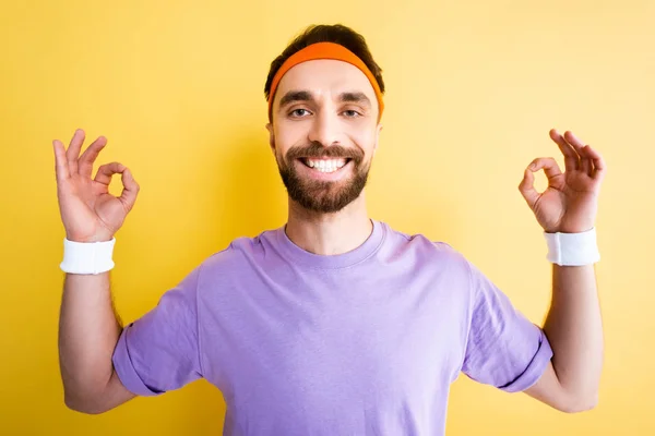 Cheerful Sportsman Showing Sign Yellow — Stock Photo, Image