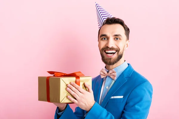 Homem Negócios Feliz Terno Que Mantém Presente Rosa — Fotografia de Stock