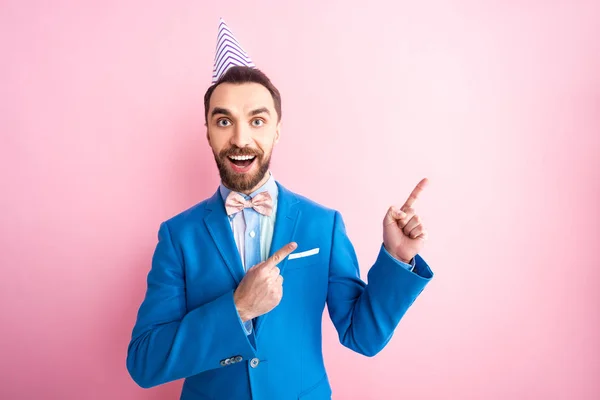 Happy Businessman Party Cap Pointing Fingers Isolated Pink — Stock Photo, Image