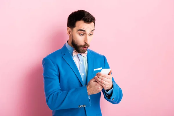 Shocked Businessman Looking Smartphone Pink — Stock Photo, Image