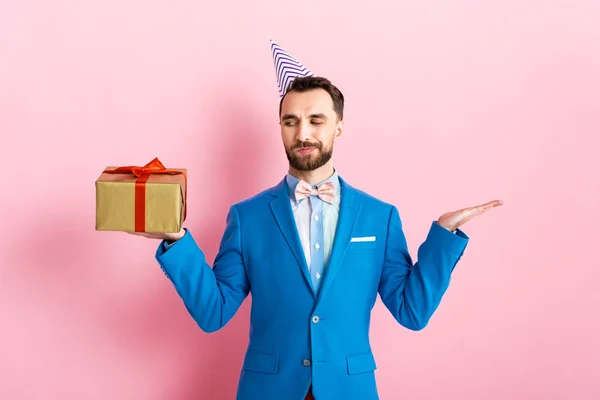 Bearded Businessman Pointing Hand Looking Present Pink — Stock Photo, Image