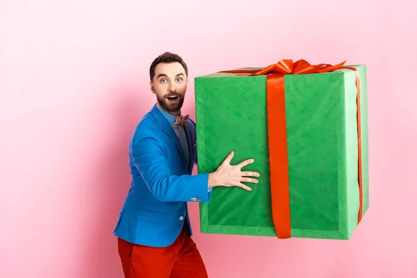 Έκπληκτος Επιχειρηματίας Κρατώντας Τεράστιο Κουτί Δώρου Ροζ — Φωτογραφία Αρχείου