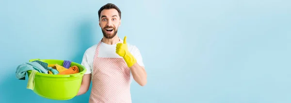 Tiro Panorámico Hombre Feliz Sosteniendo Recipiente Plástico Con Ropa Sucia —  Fotos de Stock