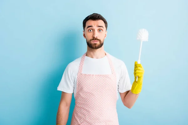 Chockad Man Håller Toalettborste Och Tittar Kameran Blå — Stockfoto