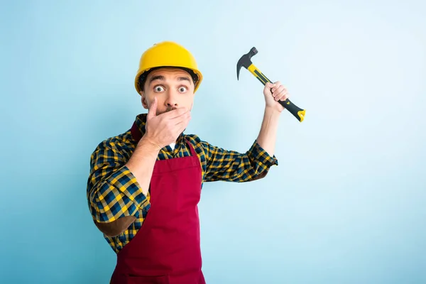 Shocked Workman Holding Hammer Covering Mouth Blue — 스톡 사진