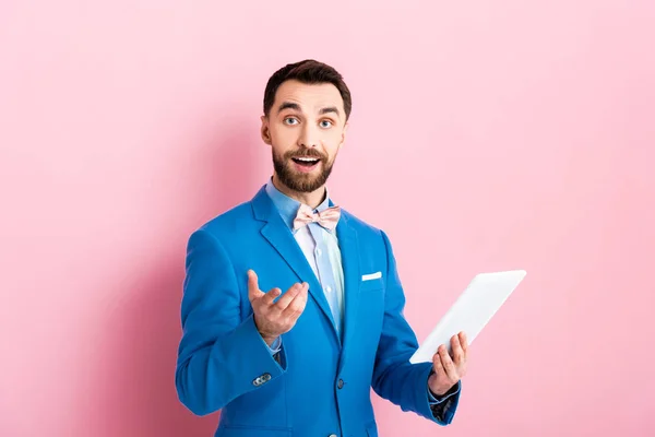 Χαρούμενα Γενειοφόρος Επιχειρηματίας Κρατώντας Ψηφιακή Ταμπλέτα Και Gesturing Ροζ — Φωτογραφία Αρχείου