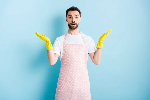 Hombre Barbudo Delantal Punteado Rosa Mostrando Gesto Encogiéndose Hombros Azul — Foto de Stock