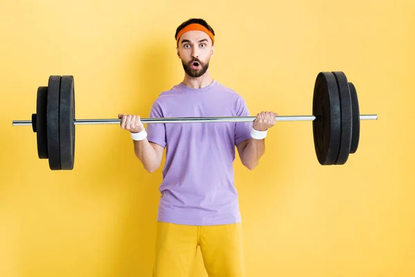 Σοκαρισμένος Αθλητής Γυμνάζεται Barbell Στο Κίτρινο — Φωτογραφία Αρχείου