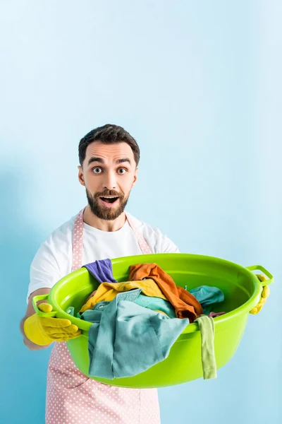 Homem Chocado Segurando Tigela Lavagem Plástico Com Roupa Suja Azul — Fotografia de Stock