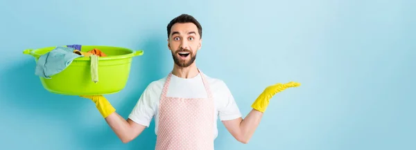 Panoramic Shot Excited Bearded Man Holding Dirty Laundry Pointing Hand — Stock Photo, Image