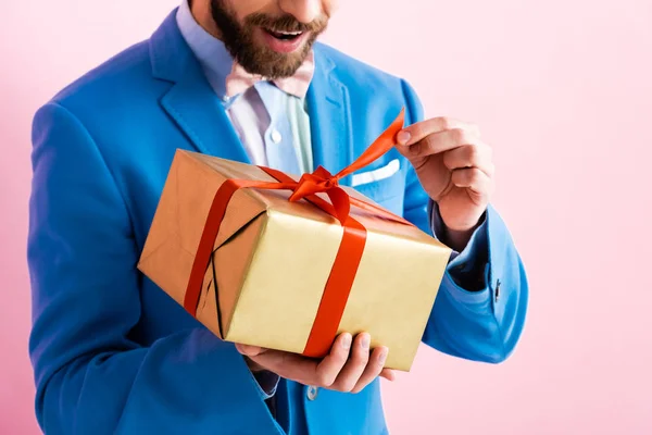 Beskärd Bild Upphetsad Man Kostym Vidröra Band Presentförpackning Isolerad Rosa — Stockfoto
