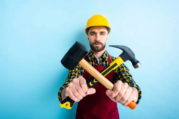 Foco Seletivo Trabalhador Segurando Martelos Azul — Fotografia de Stock