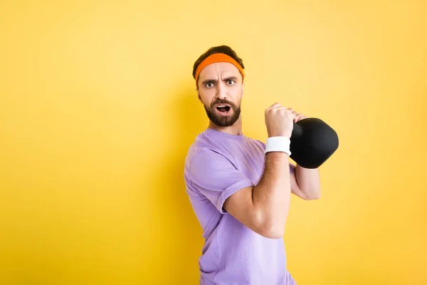 Bearded Man Looking Camera While Holding Heavy Dumbbell Yellow — Stock Photo, Image