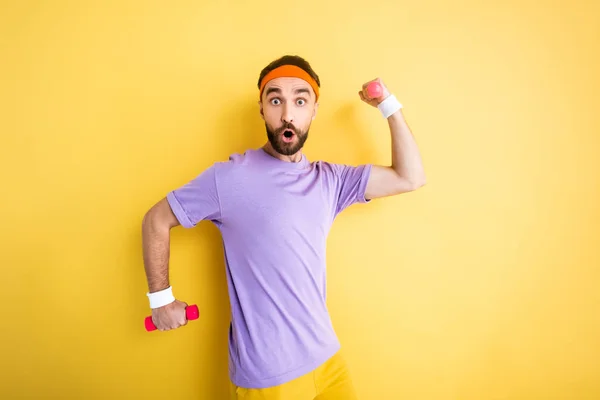Shocked Bearded Man Looking Camera While Holding Small Dumbbells Yellow — Stock Photo, Image