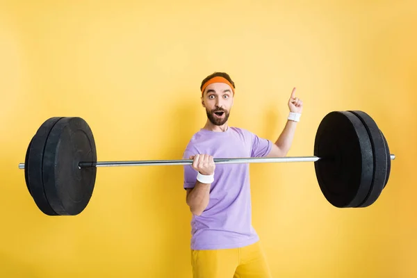Surprised Sportsman Pointing Finger Holding Barbell Yellow — Stock Photo, Image