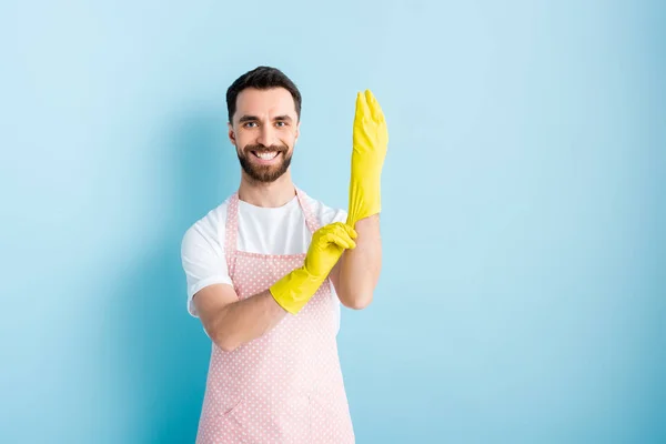 Cheerful Man Apron Wearing Rubber Gloves Blue — 스톡 사진