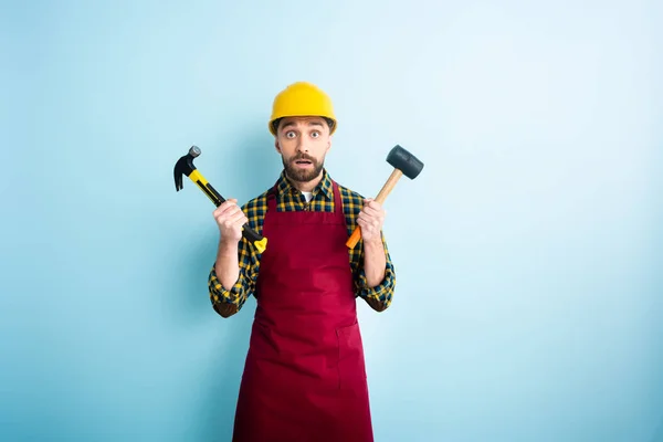 Confused Workman Holding Hammers Blue — Stock Photo, Image