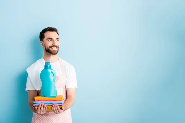 Hombre Barbudo Feliz Sosteniendo Ropa Limpia Detergente Lavandería Azul —  Fotos de Stock