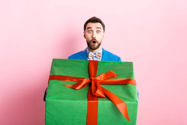 Scioccato Uomo Barbuto Possesso Grande Scatola Regalo Rosa — Foto Stock