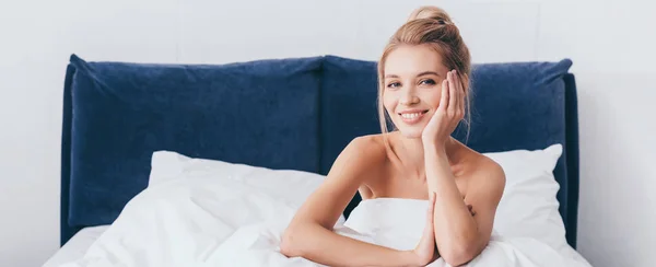 Panoramische Opname Van Mooie Glimlachende Vrouw Lakens Zitten Bed Kijken — Stockfoto