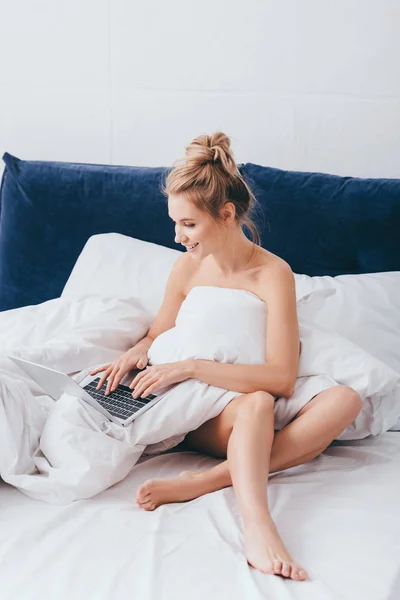 Çekici Pozitif Kadın Sabahları Yatakta Çarşaflarla Dizüstü Bilgisayar Kullanıyor — Stok fotoğraf
