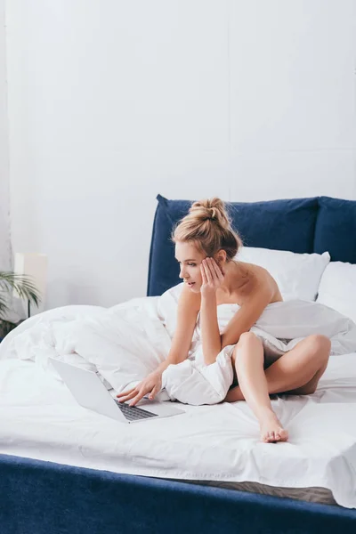 Wanita Terkejut Menggunakan Laptop Tempat Tidur Dengan Lembar Pagi Hari — Stok Foto