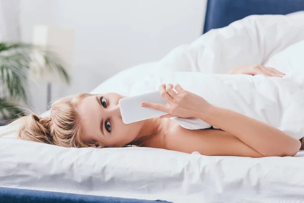 Aantrekkelijke Vrouw Met Smartphone Bed Ochtend — Stockfoto