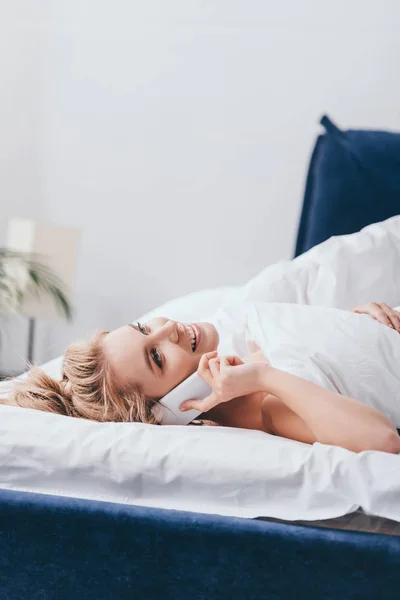 Mooie Gelukkig Vrouw Praten Smartphone Bed Ochtend — Stockfoto