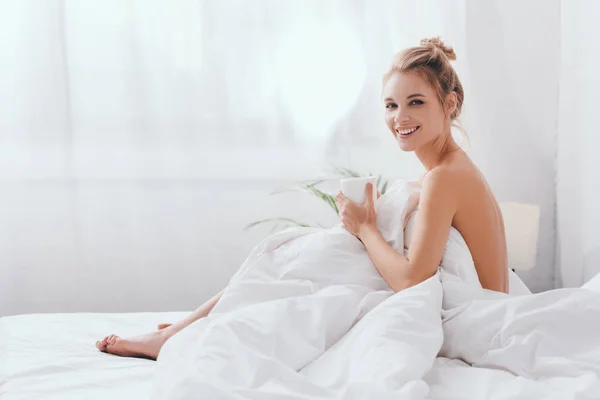 Vacker Lycklig Kvinna Med Kopp Kaffe Sittande Sängen Morgonen — Stockfoto