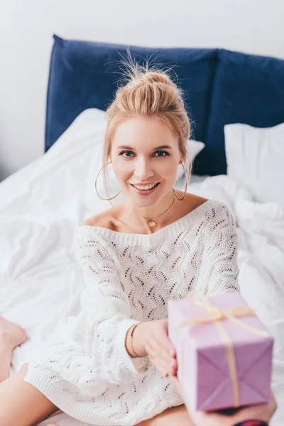 Atractiva Mujer Feliz Tomando Caja Regalo Del Hombre Dormitorio — Foto de Stock