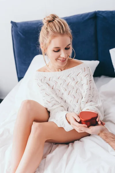 Attraente Donna Felice Prendendo Scatola Regalo Cuore San Valentino Uomo — Foto Stock