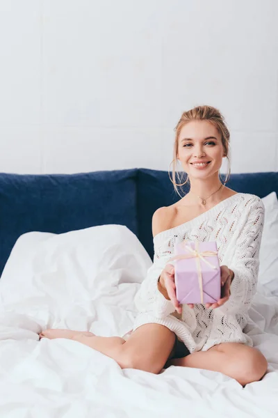 Alegre Atractiva Mujer Feliz Sosteniendo Caja Regalo Cama — Foto de Stock