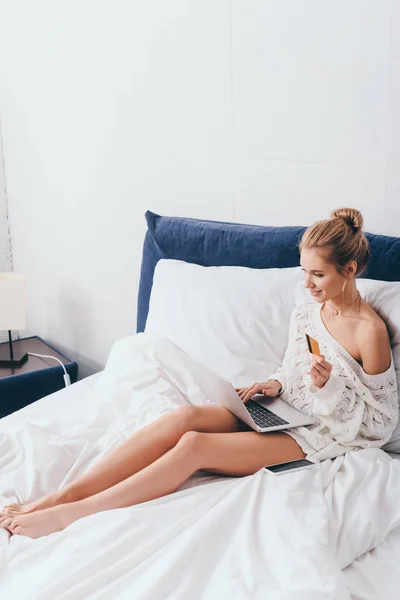 Attractive Smiling Woman Shopping Online Laptop Credit Card Bed Morning — Stock Photo, Image
