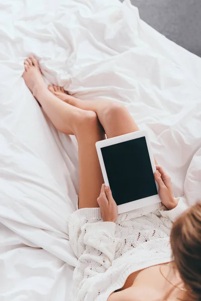 Vista Recortada Mujer Usando Tableta Digital Con Pantalla Blanco Cama — Foto de Stock