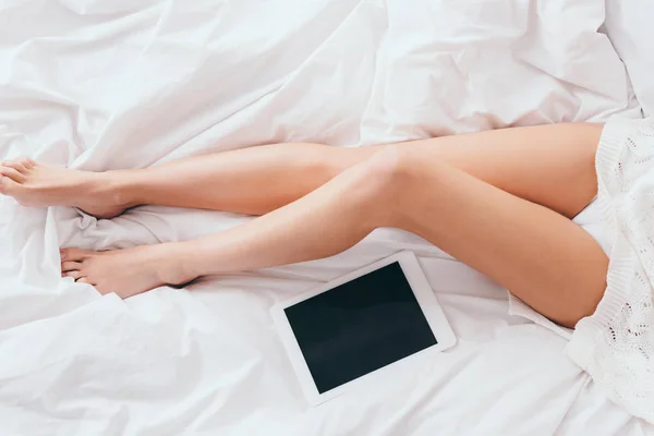 Beskärd Kvinna Sitter Sängen Med Digital Tablett Med Tom Skärm — Stockfoto