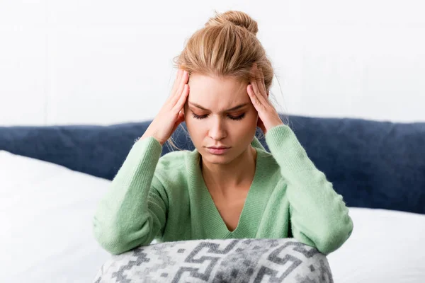 Wanita Muda Lelah Mengalami Sakit Kepala Dan Duduk Tempat Tidur — Stok Foto