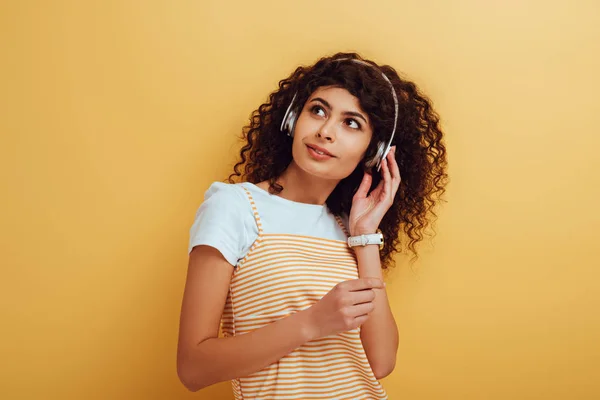 Chica Raza Mixta Soñadora Positiva Auriculares Inalámbricos Mirando Hacia Otro — Foto de Stock