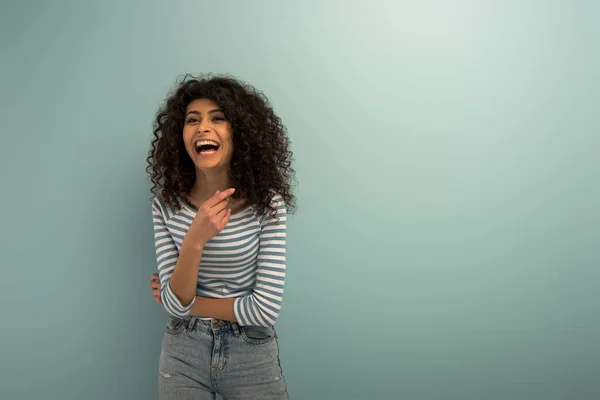 Excited Racial Girl Laughing While Pointing Finger Grey Background — Stock Photo, Image