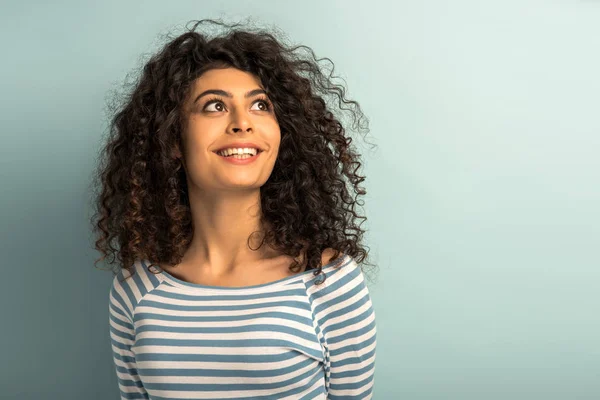 Aantrekkelijk Vrolijk Gemengd Ras Meisje Glimlachen Terwijl Weg Kijken Grijze — Stockfoto