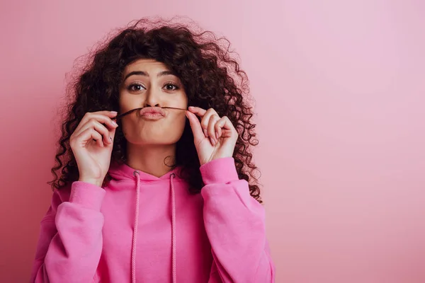 Alegre Racial Chica Imitando Bigote Con Pelo Sobre Rosa Fondo — Foto de Stock