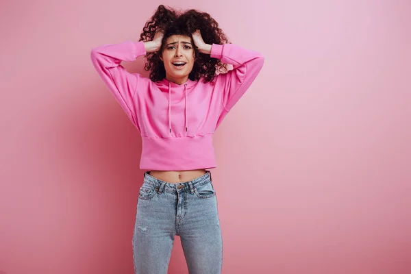 Preocupado Racial Menina Tocando Cabeça Olhando Para Câmera Fundo Rosa — Fotografia de Stock