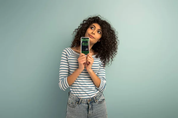 Pensativo Menina Raça Mista Olhando Para Longe Mostrar Smartphone Com — Fotografia de Stock