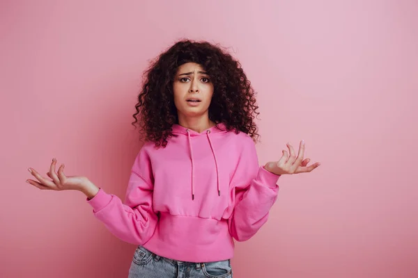 Συγχέεται Φυλετικό Κορίτσι Δείχνει Shrug Χειρονομία Ενώ Κοιτάζοντας Κάμερα Ροζ — Φωτογραφία Αρχείου