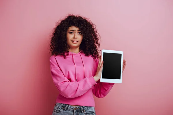 Chica Racial Disgustado Mostrando Tableta Digital Con Pantalla Blanco Sobre —  Fotos de Stock