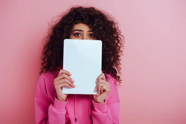 Joven Racial Mujer Mirando Cámara Mientras Oscurece Cara Con Tableta — Foto de Stock