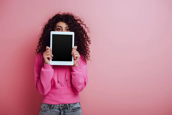 Φυλετικό Κορίτσι Δείχνει Ψηφιακή Ταμπλέτα Λευκή Οθόνη Ροζ Φόντο — Φωτογραφία Αρχείου