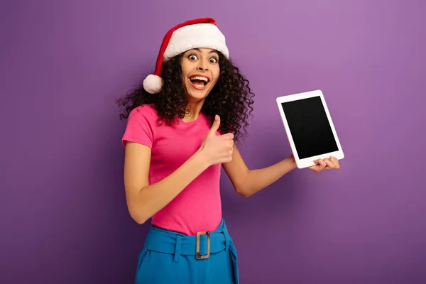 Animado Racial Menina Santa Chapéu Mostrando Polegar Para Cima Enquanto — Fotografia de Stock